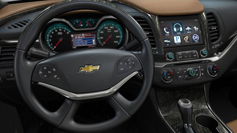 Interior é equipado com uma tela sensível ao toque de oito polegadas | <a href="https://quatrorodas.abril.com.br/saloes/nova-york/2012/chevrolet-impala-681135.shtml" rel="migration">Leia mais</a>