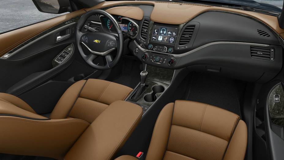 Revestimentos de luxo permeiam o interior do modelo | <a href="https://quatrorodas.abril.com.br/saloes/nova-york/2012/chevrolet-impala-681135.shtml" rel="migration">Leia mais</a>