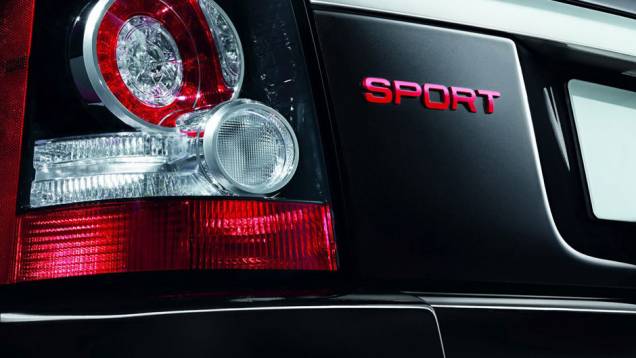 Logotipo da edição limitada está estampado em vermelho | <a href="https://quatrorodas.abril.com.br/saloes/nova-york/2012/range-rover-sport-special-edition-681285.shtml" rel="migration">Leia mais</a>