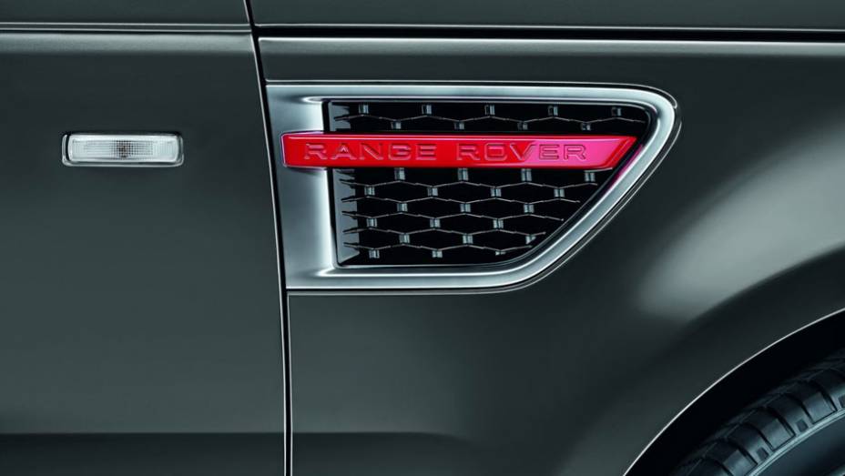 As saídas de ar laterais receberam acabamento em preto | <a href="https://quatrorodas.abril.com.br/saloes/nova-york/2012/range-rover-sport-special-edition-681285.shtml" rel="migration">Leia mais</a>