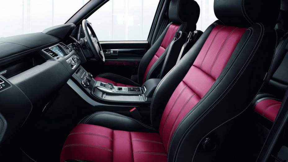 Por dentro, o modelo recebeu acabamento em preto Ebony com quatro opções diferentes de detalhes nos bancos | <a href="https://quatrorodas.abril.com.br/saloes/nova-york/2012/range-rover-sport-special-edition-681285.shtml" rel="migration">Leia mais</a>