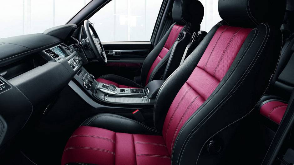 Por dentro, o modelo recebeu acabamento em preto Ebony com quatro op&ccedil;&otilde;es diferentes de detalhes nos bancos | <a href="https://quatrorodas.abril.com.br/saloes/nova-york/2012/range-rover-sport-special-edition-681285.shtml" rel="migration">Leia mais</a>