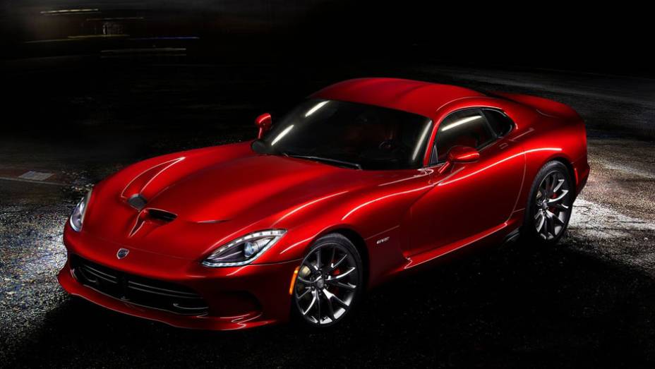 Modelo é equipado com motor V10| <a href="https://quatrorodas.abril.com.br/saloes/nova-york/2012/srt-viper-681186.shtml" rel="migration">Leia mais</a>