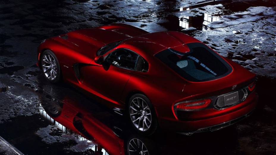 Lanternas traseiras remetem à Maserati GranTurismo| <a href="https://quatrorodas.abril.com.br/saloes/nova-york/2012/srt-viper-681186.shtml" rel="migration">Leia mais</a>