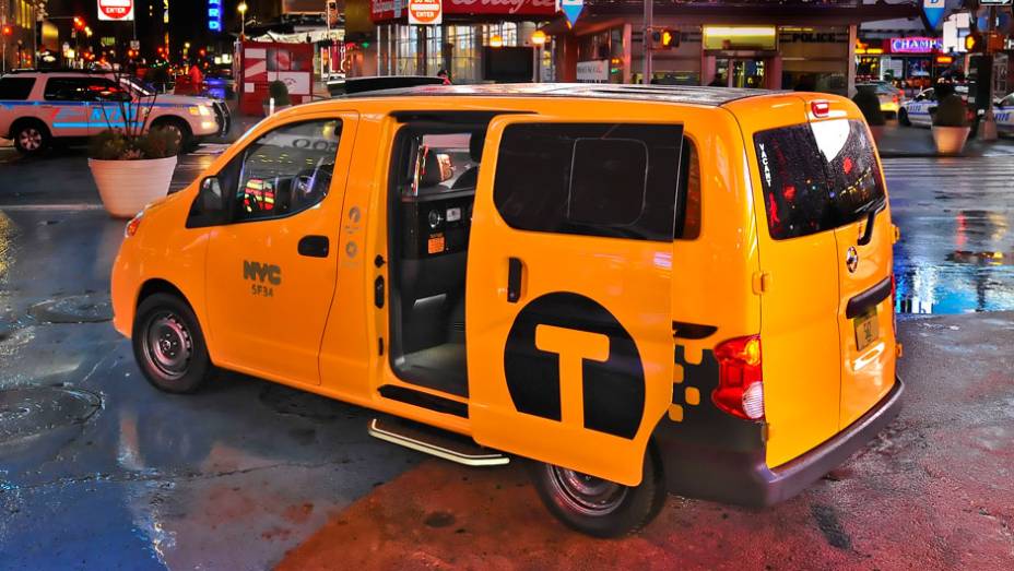 Modelo é equipado com motor 2.0 e faz ao menos 10 km/l | <a href="https://quatrorodas.abril.com.br/saloes/nova-york/2012/nv200-681183.shtml" rel="migration">Leia mais</a>