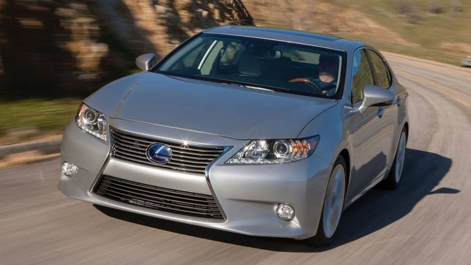Modelo foi apresentado em Nova York sem grandes novidades em estilo | <a href="https://quatrorodas.abril.com.br/saloes/nova-york/2012/lexus-es-681238.shtml" rel="migration">Leia mais</a>