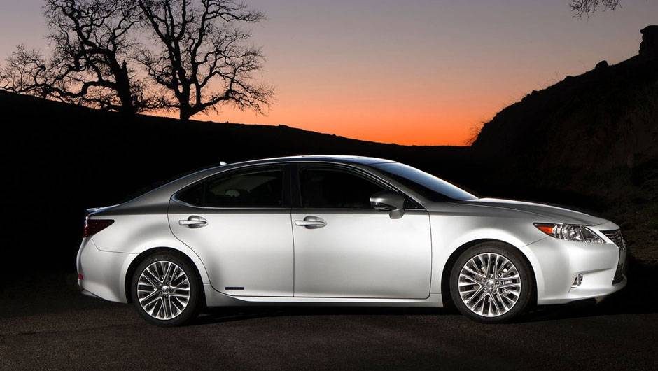 Segundo a marca, a vers&atilde;o tem economia de 17 km/l | <a href="https://quatrorodas.abril.com.br/saloes/nova-york/2012/lexus-es-681238.shtml" rel="migration">Leia mais</a>