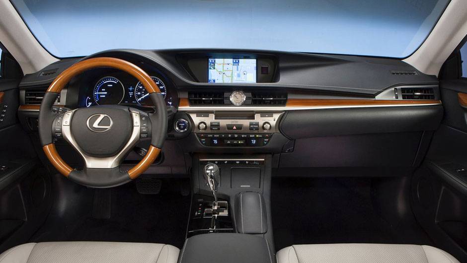Internamente, o painel de instrumentos &eacute; bastante parecido com o do GS | <a href="https://quatrorodas.abril.com.br/saloes/nova-york/2012/lexus-es-681238.shtml" rel="migration">Leia mais</a>