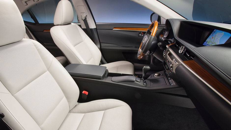 A tela LCD no centro do console agrupa o sistema multim&iacute;dia | <a href="https://quatrorodas.abril.com.br/saloes/nova-york/2012/lexus-es-681238.shtml" rel="migration">Leia mais</a>