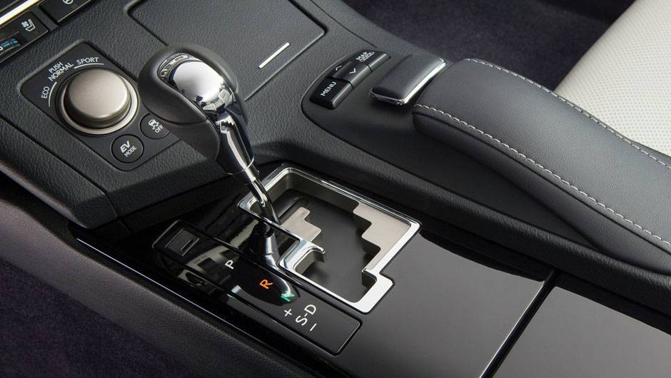A transmiss&atilde;o &eacute; autom&aacute;tica | <a href="https://quatrorodas.abril.com.br/saloes/nova-york/2012/lexus-es-681238.shtml" rel="migration">Leia mais</a>