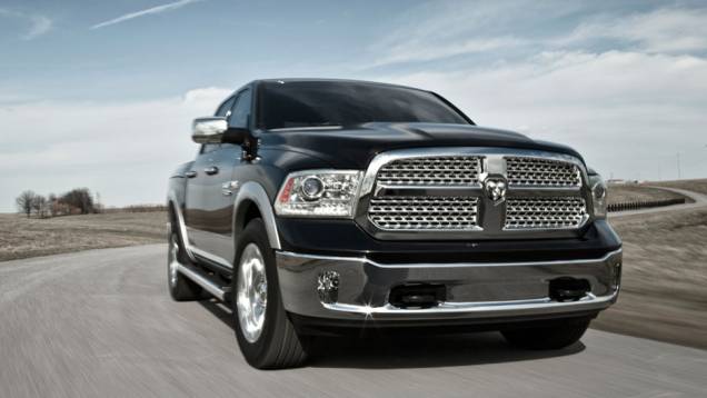 São 305 cv gerados pelo novo motor Pentastar V6 | <a href="https://quatrorodas.abril.com.br/saloes/nova-york/2012/ram-1500-681323.shtml" rel="migration">Leia mais</a> São 305 cv gerados pelo novo motor Pentastar V6 | <a href="https://quatrorodas.abril.com.br/saloes/nova-york/2012/ram-1500-681323.shtml" rel="migration">Leia mais</a>