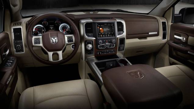 Luxuoso, o interior nem de longe parece de uma picape | <a href="https://quatrorodas.abril.com.br/saloes/nova-york/2012/ram-1500-681323.shtml" rel="migration">Leia mais</a> Luxuoso, o interior nem de longe parece de uma picape | <a href="https://quatrorodas.abril.com.br/saloes/nova-york/2012/ram-1500-681323.shtml" rel="migration">Leia mais</a>
