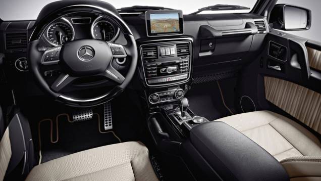 Fala a verdade: este interior parece de um jipe? O luxo é de um autêntico Mercedes-Benz | <a href="https://quatrorodas.abril.com.br/noticias/mercedes-classe-g-ganha-opcao-motor-amg-319795_p.shtml" rel="migration">Leia mais</a>
