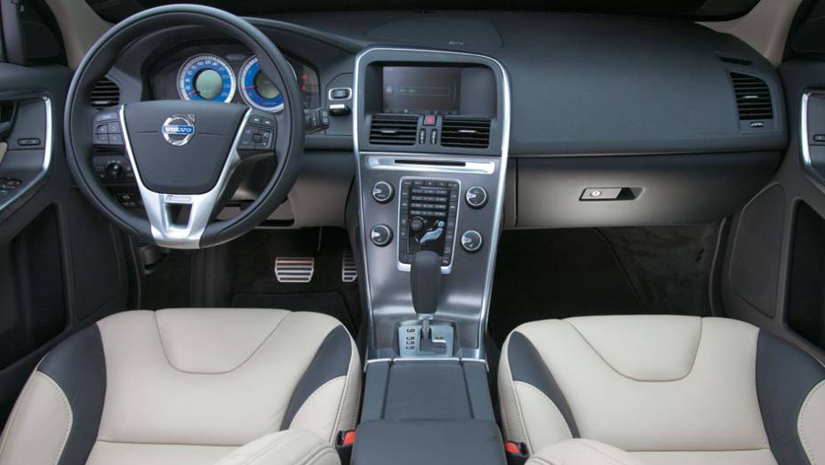 Console central flutuante acrescenta charme ao design limpo do interior. | <a href="https://quatrorodas.abril.com.br/carros/comparativos/land-rover-evoque-x-audi-q3-x-volvo-xc60-x-bmw-x1-681821.shtml" rel="migration">Leia mais</a>