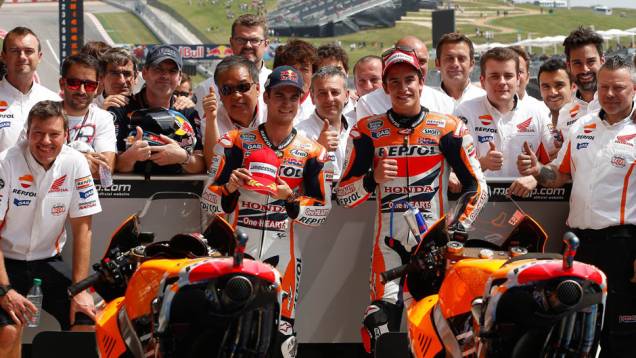 Márquez e Dani Pedrosa comemorando a dobradinha da Honda | <a href="https://quatrorodas.abril.com.br/moto/noticias/marquez-domina-treino-pole-austin-779649.shtml" rel="migration">Leia mais</a>