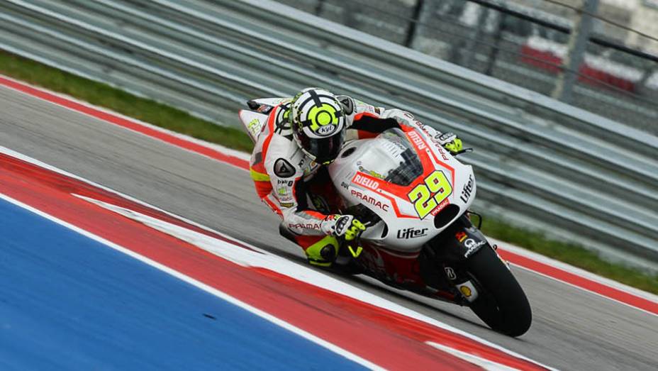 Andrea Iannone (foto) é o novo e Andrea Dovizioso é o décimo melhor colocado | <a href="https://quatrorodas.abril.com.br/moto/noticias/marquez-domina-treino-pole-austin-779649.shtml" rel="migration">Leia mais</a>