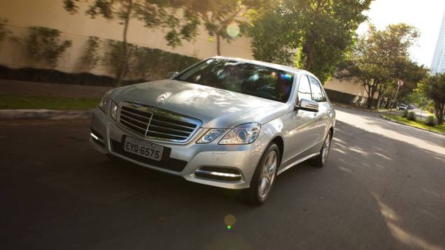 O carro pesa 300 kg a mais que a versão sem a blindagem | <a href="https://quatrorodas.abril.com.br/noticias/classe-blindado-chega-ao-brasil-320139_p.shtml" rel="migration">Leia mais</a> O carro pesa 300 kg a mais que a versão sem a blindagem | <a href="https://quatrorodas.abril.com.br/noticias/classe-blindado-chega-ao-brasil-320139_p.shtml" rel="migration">Leia mais</a>