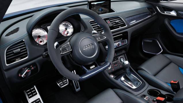 Volante achatado e detalhes esportivos por todos os lados | <a href="https://quatrorodas.abril.com.br/saloes/pequim/2012/audi-rs-q3-concept-682486.shtml" rel="migration">Leia mais</a>