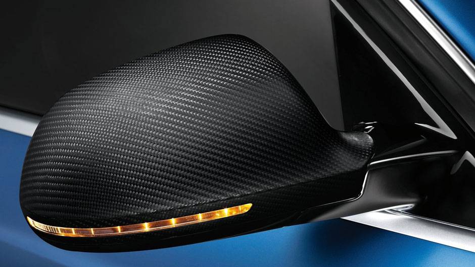Os retrovisores ficaram bem diferentes com o visual de fibra de carbono | <a href="https://quatrorodas.abril.com.br/saloes/pequim/2012/audi-rs-q3-concept-682486.shtml" rel="migration">Leia mais</a>
