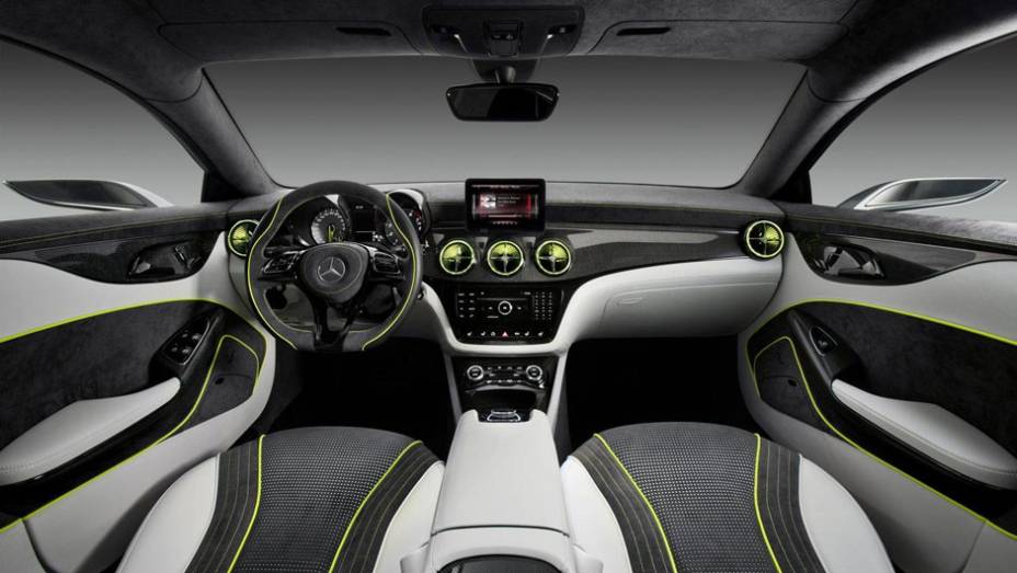 Bastante moderno, o interior poderia equipar qualquer veículo de produção em série | <a href="https://quatrorodas.abril.com.br/galerias/saloes/pequim/2012/csc-682392.shtml" rel="migration">Leia mais</a>