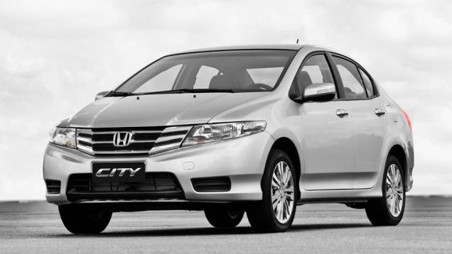 Na dianteira, a grade agora está cromada e as entradas de ar ficaram maiores | <a href="https://quatrorodas.abril.com.br/carros/lancamentos/honda-city-2013-682476.shtml" rel="migration">Leia mais</a>