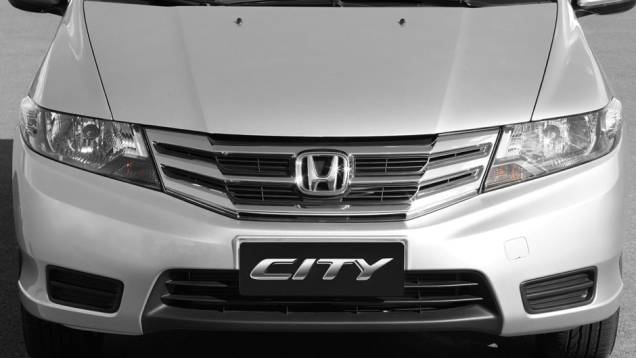 Dianteira está mais esportiva que versão anterior | <a href="https://quatrorodas.abril.com.br/carros/lancamentos/honda-city-2013-682476.shtml" rel="migration">Leia mais</a>