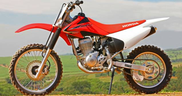 A nova CRF 150F tem o mesmo apelo visual que suas irmãs de competição