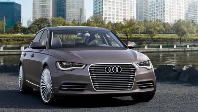 Sedã híbrido é baseado no já consolidado A6 | <a href="https://quatrorodas.abril.com.br/saloes/pequim/2012/audi-a6-l-e-tron-682722.shtml" rel="migration">Leia mais</a> Sedã híbrido é baseado no já consolidado A6 | <a href="https://quatrorodas.abril.com.br/saloes/pequim/2012/audi-a6-l-e-tron-682722.shtml" rel="migration">Leia mais</a>