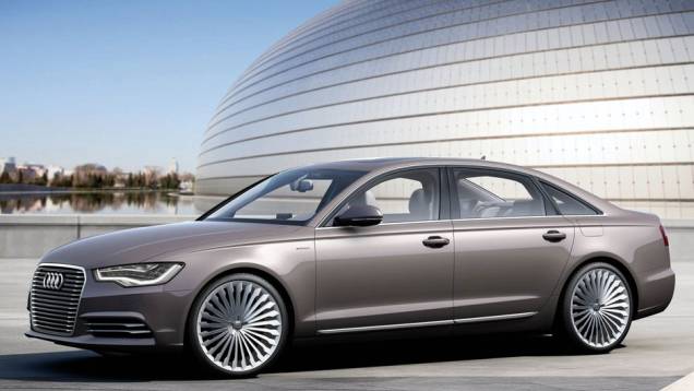 Carro tem 5,02 metros de comprimento | <a href="https://quatrorodas.abril.com.br/saloes/pequim/2012/audi-a6-l-e-tron-682722.shtml" rel="migration">Leia mais</a> Carro tem 5,02 metros de comprimento | <a href="https://quatrorodas.abril.com.br/saloes/pequim/2012/audi-a6-l-e-tron-682722.shtml" rel="migration">Leia mais</a>