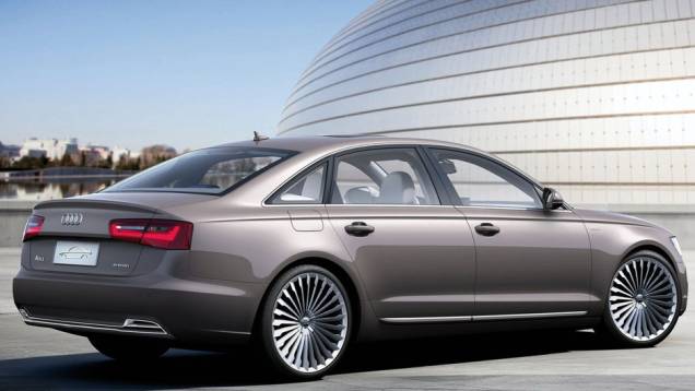 Distância entre-eixos é de 3,01 metros | <a href="https://quatrorodas.abril.com.br/saloes/pequim/2012/audi-a6-l-e-tron-682722.shtml" rel="migration">Leia mais</a> Distância entre-eixos é de 3,01 metros | <a href="https://quatrorodas.abril.com.br/saloes/pequim/2012/audi-a6-l-e-tron-682722.shtml" rel="migration">Leia mais</a>