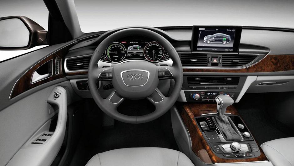 Um dos motores do e-tron &eacute; 2.0 a combust&atilde;o, e gera pot&ecirc;ncia de 208 cavalos | <a href="https://quatrorodas.abril.com.br/saloes/pequim/2012/audi-a6-l-e-tron-682722.shtml" rel="migration">Leia mais</a>