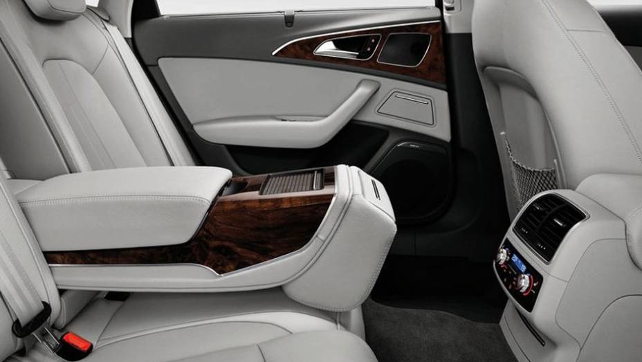 Detalhes do acabamento e controle do sistema de som | <a href="https://quatrorodas.abril.com.br/saloes/pequim/2012/audi-a6-l-e-tron-682722.shtml" rel="migration">Leia mais</a>