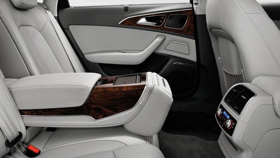 Detalhes do acabamento e controle do sistema de som | <a href="https://quatrorodas.abril.com.br/saloes/pequim/2012/audi-a6-l-e-tron-682722.shtml" rel="migration">Leia mais</a>