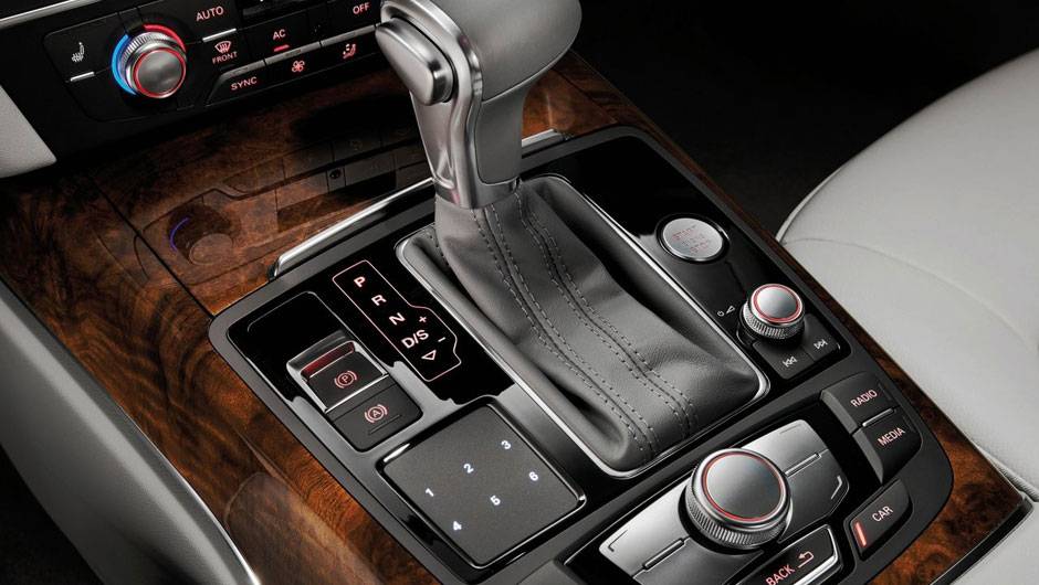 A autonomia do carro no motor el&eacute;trico &eacute; de at&eacute; 80 quil&ocirc;metros | <a href="https://quatrorodas.abril.com.br/saloes/pequim/2012/audi-a6-l-e-tron-682722.shtml" rel="migration">Leia mais</a>