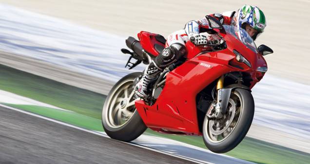 1198: quase uma motocicleta de competição homologada para as ruas, ela permite realizar trocas de marcha sem embreagem e oferece controle de tração 1198: quase uma motocicleta de competição homologada para as ruas, ela permite realizar trocas de marcha sem embreagem e oferece controle de tração