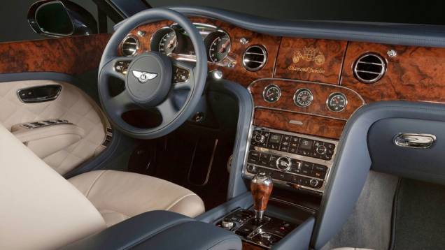 Interior tem identificação da edição especial | <a href="https://quatrorodas.abril.com.br/saloes/pequim/2012/bentley-mulsanne-diamond-jubilee-682788.shtml" rel="migration">Leia mais</a>