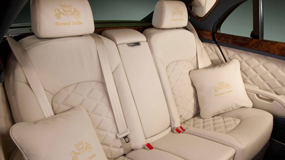 Encosto dos bancos é bordado a ouro | <a href="https://quatrorodas.abril.com.br/saloes/pequim/2012/bentley-mulsanne-diamond-jubilee-682788.shtml" rel="migration">Leia mais</a>