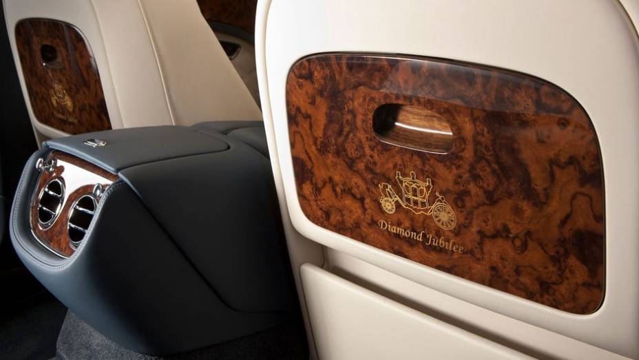 Mesas estão disponíveis para os ocupantes traseiros | <a href="https://quatrorodas.abril.com.br/saloes/pequim/2012/bentley-mulsanne-diamond-jubilee-682788.shtml" rel="migration">Leia mais</a>