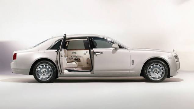 De fato, o sedã instiga os sentidos da visão, paladar, tato, olfato e audição de todos os ocupantes | <a href="https://quatrorodas.abril.com.br/saloes/pequim/2012/rolls-royce-ghost-six-senses-682754.shtml" rel="migration">Leia mais</a>