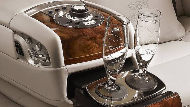 Segundo a montadora, o uso de materiais nobres contribui na experiência sensorial | <a href="https://quatrorodas.abril.com.br/saloes/pequim/2012/rolls-royce-ghost-six-senses-682754.shtml" rel="migration">Leia mais</a> Segundo a montadora, o uso de materiais nobres contribui na experiência sensorial | <a href="https://quatrorodas.abril.com.br/saloes/pequim/2012/rolls-royce-ghost-six-senses-682754.shtml" rel="migration">Leia mais</a>