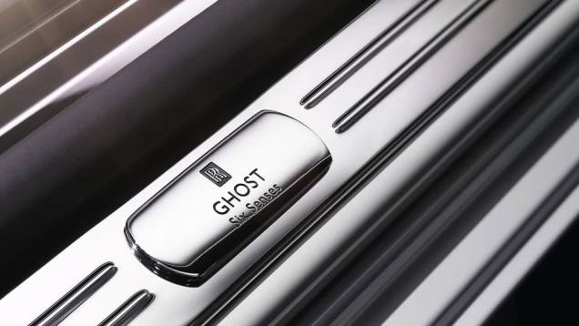 O sistema de som de alta qualidade foi projetado para reproduzir os sons perto dos ouvidos dos ocupantes | <a href="https://quatrorodas.abril.com.br/saloes/pequim/2012/rolls-royce-ghost-six-senses-682754.shtml" rel="migration">Leia mais</a> O sistema de som de alta qualidade foi projetado para reproduzir os sons perto dos ouvidos dos ocupantes | <a href="https://quatrorodas.abril.com.br/saloes/pequim/2012/rolls-royce-ghost-six-senses-682754.shtml" rel="migration">Leia mais</a>