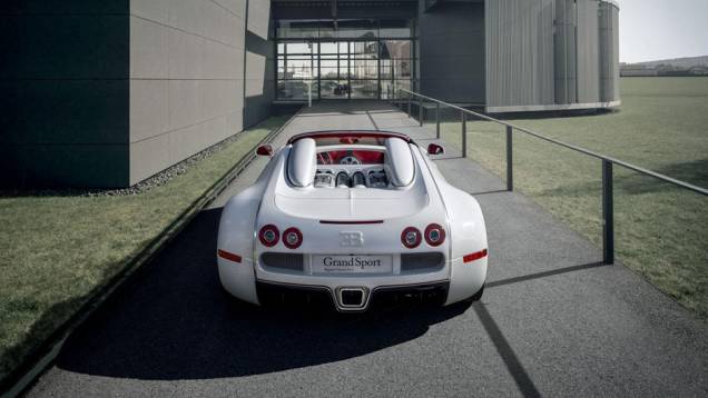 Como o nome indica, ele é baseado no Veyron Grand Sport | <a href="https://quatrorodas.abril.com.br/saloes/pequim/2012/bugatti-veyron-wei-long-682847.shtml" rel="migration">Leia mais</a>