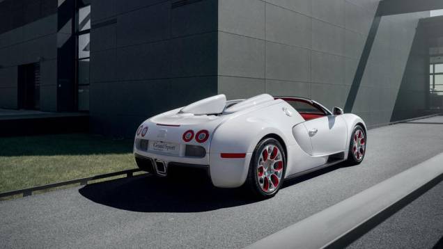 O Veyron ainda figura entre os veículos de produção em série mais rápidos do planeta | <a href="https://quatrorodas.abril.com.br/saloes/pequim/2012/bugatti-veyron-wei-long-682847.shtml" rel="migration">Leia mais</a>