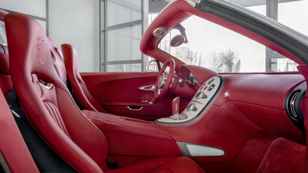 O interior tem porcelana no console central, bancos de couro na cor vermelha e tapetes de seda | <a href="https://quatrorodas.abril.com.br/saloes/pequim/2012/bugatti-veyron-wei-long-682847.shtml" rel="migration">Leia mais</a> O interior tem porcelana no console central, bancos de couro na cor vermelha e tapetes de seda | <a href="https://quatrorodas.abril.com.br/saloes/pequim/2012/bugatti-veyron-wei-long-682847.shtml" rel="migration">Leia mais</a>