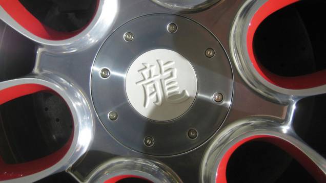 A porcelana também marca presença nas rodas, que são decoradas com um ideograma chinês | <a href="https://quatrorodas.abril.com.br/saloes/pequim/2012/bugatti-veyron-wei-long-682847.shtml" rel="migration">Leia mais</a>