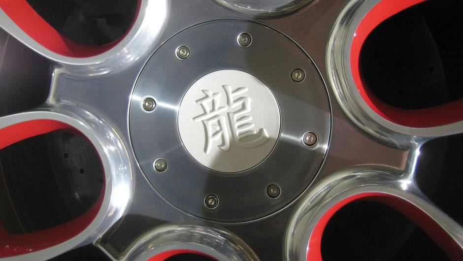 A porcelana tamb&eacute;m marca presen&ccedil;a nas rodas, que s&atilde;o decoradas com um ideograma chin&ecirc;s | <a href="https://quatrorodas.abril.com.br/saloes/pequim/2012/bugatti-veyron-wei-long-682847.shtml" rel="migration">Leia mais</a>