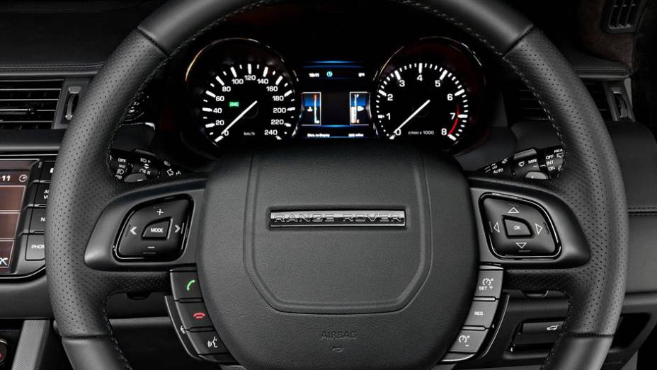 Até o manual de informações ao motorista é feito em couro costurado à mão | <a href="https://quatrorodas.abril.com.br/saloes/pequim/2012/range-rover-evoque-victoria-beckham-682714.shtml" rel="migration">Leia mais</a>
