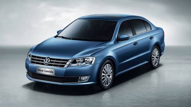 O carro ganhou feições parecidas com as dos novos Passat e Jetta | <a href="https://quatrorodas.abril.com.br/saloes/pequim/2012/volkswagen-lavida-682774.shtml" rel="migration">Leia mais</a>