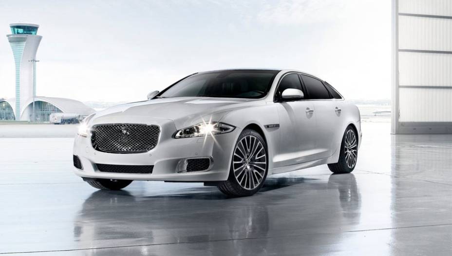 Modelo topo-de-linha acrescenta itens de luxo | <a href="https://quatrorodas.abril.com.br/saloes/pequim/2012/jaguar-xj-ultimate-682745.shtml" rel="migration">Leia mais</a>