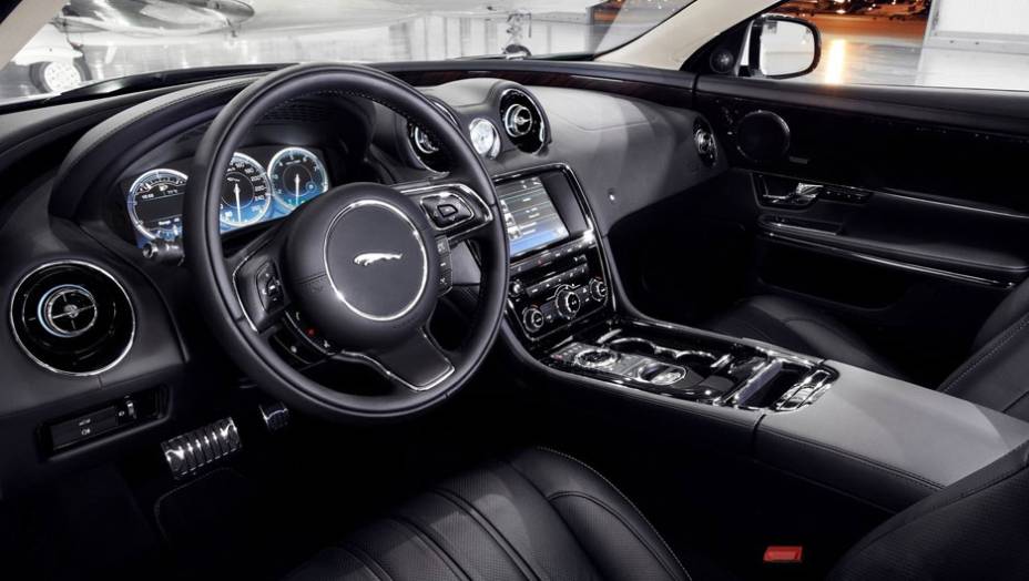 Interior ganhou mais itens de luxo | <a href="https://quatrorodas.abril.com.br/saloes/pequim/2012/jaguar-xj-ultimate-682745.shtml" rel="migration">Leia mais</a>